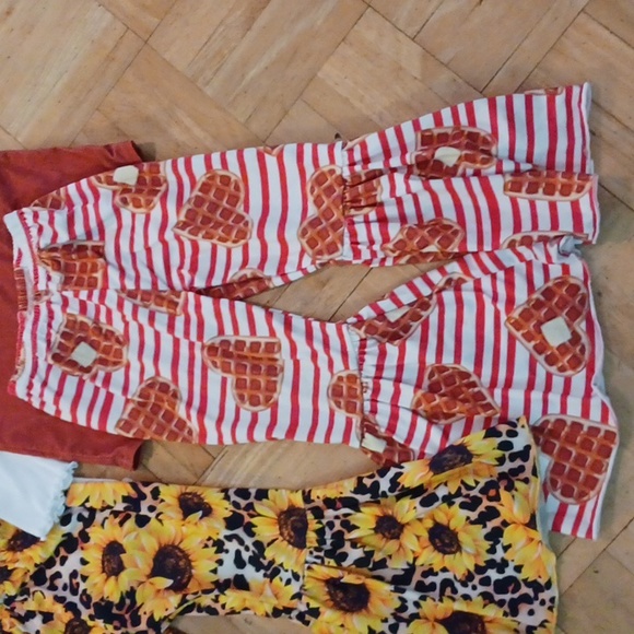 Girls bell bottem lot size 3t pants and tops - Picture 2 of 6